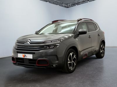 Une Citroën grise est garée dans une grande pièce