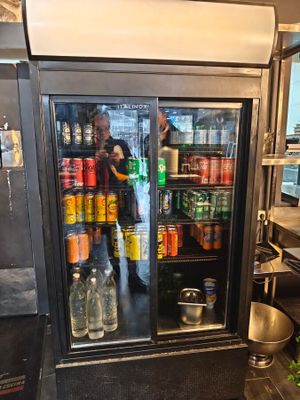 un réfrigérateur contenant des boissons, situé dans une cuisine