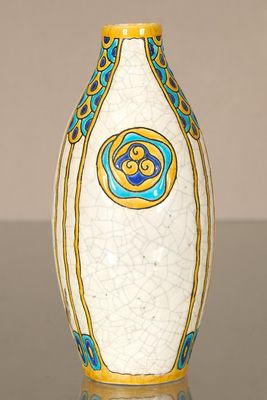 un vase blanc orné d'un motif bleu et jaune