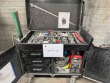 une boîte à outils contenant des outils, dans un garage