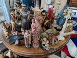 de nombreuses figurines posées sur une table dans une pièce