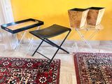 deux chaises et une table dans une pièce où il y a un tapis au sol
