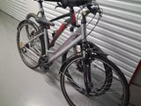 un vélo garé devant la porte d'un garage
