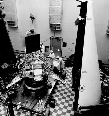 une photo en noir et blanc d'une pièce où s'entassent des débris sur le sol