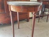 une table surmontée d'un miroir dans une pièce