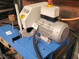 a machine that is sitting on a table in a garage