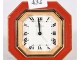 une petite horloge dont le cadran est orné de chiffres romains