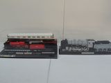 deux trains miniatures dans une vitrine posée sur une table