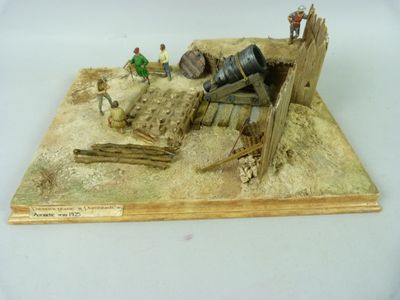 une petite maquette d'un bâtiment surmonté d'un canon