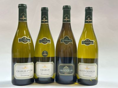 quatre bouteilles de vin sont alignées sur une surface blanche