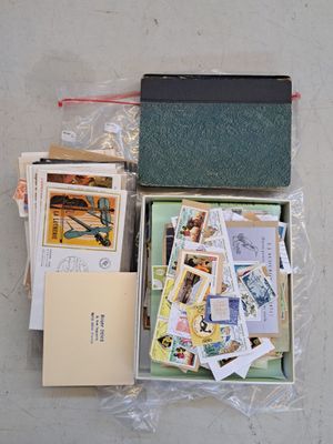 Vrac avec timbres à décorer et quelques plaquettes.