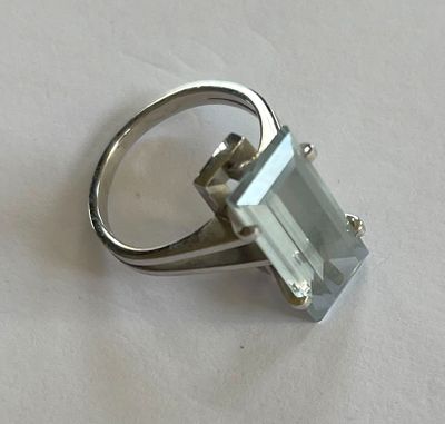 une image représentant une bague sertie d'une émeraude