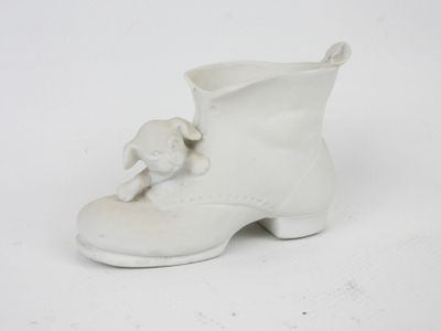 Chaussure et chien en biscuit. H.