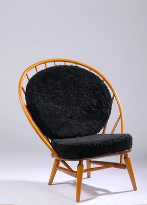 une chaise noire avec une assise noire et un coussin noir