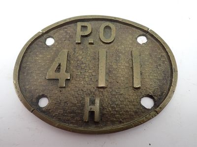 une vieille plaque en laiton sur laquelle figure le chiffre 4
