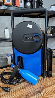 un sèche-cheveux bleu et noir posé sur une table en bois