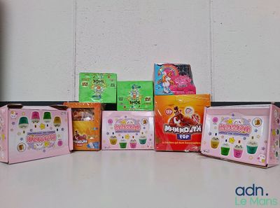 tout un tas de jouets de toutes sortes sur la table