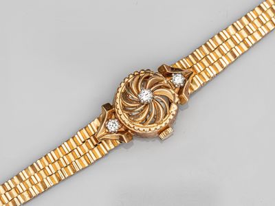 une montre-bracelet en or 18 carats sertie de diamants