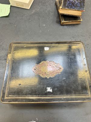 une boîte avec une image dessus, posée sur une table