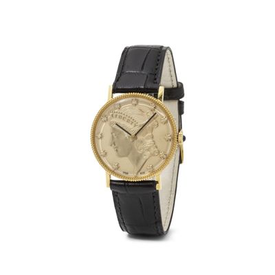 un gros plan d'une montre-bracelet sur laquelle repose une pièce de monnaie