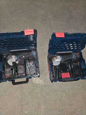 deux outils dans la mallette posée sur le sol