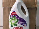 une photo d'un flacon de lessive Ariel à côté d'une boîte en carton
