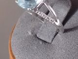 une bague en argent sertie d'une topaze bleue