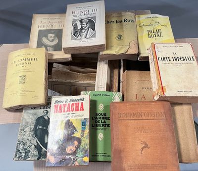 de nombreux vieux livres empilés les uns sur les autres sur une table