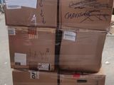 des cartons empilés les uns sur les autres dans une zone d'entrepôt