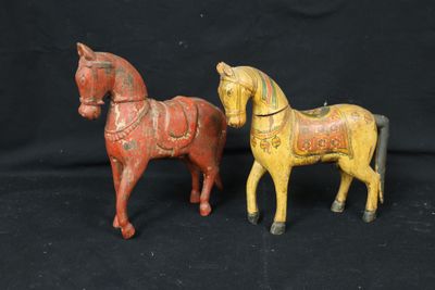 these are two wooden horses that are standing next to each other
