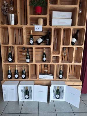 Plusieurs bouteilles de vin sont exposées dans une caisse en bois