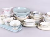 beaucoup d'assiettes et de tasses sur un plateau