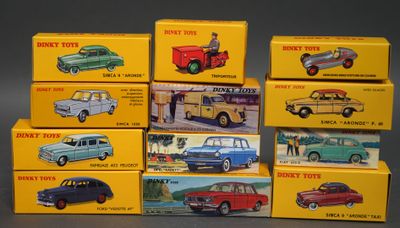 de nombreux modèles différents de petites voitures exposés dans une boîte