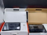 une boîte contenant une tablette et une boîte contenant un téléphone
