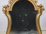 un miroir posé sur une table