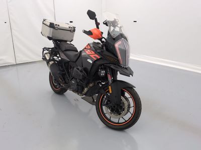une photo d'une moto garée dans une pièce