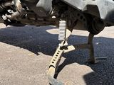 un gros plan d'une moto équipée d'un repose-pied