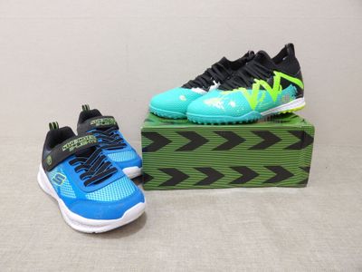 deux paires de chaussures de course bleues et vertes posées sur une boîte