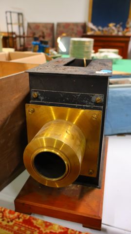 Lanterne magique en tôle et laiton et plaques 19ème , joint un lo...