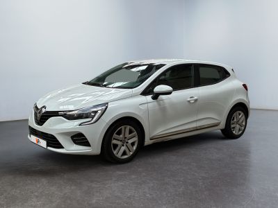 une voiture blanche garée dans une pièce blanche au sol noir