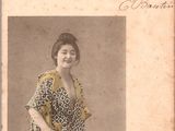une vieille photo d'une femme en kimono