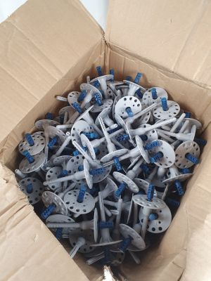 une boîte en carton remplie d'une multitude de vis