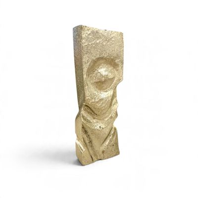 statue d'une femme portant un foulard sur fond blanc