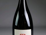 une bouteille de vin posée sur une table