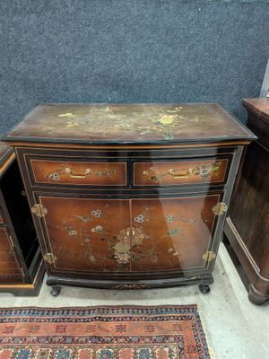 une paire de tables d'appoint de style oriental avec tiroirs et un tapis