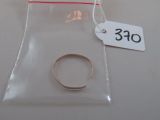 une bague dans un sachet sur lequel est accrochée une étiquette de prix