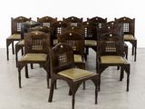 lot de huit chaises de salle à manger en bois sculpté avec assise rembourrée