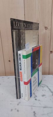 trois livres empilés sur une table
