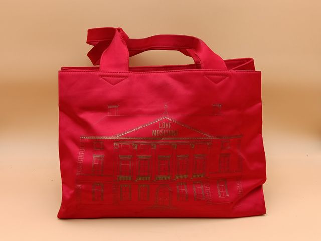 Love MOSCHINO - Sac  rouge porté main en soie satiné. (nombreuses