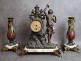 une statue représentant un homme tenant une horloge à côté de trois vases